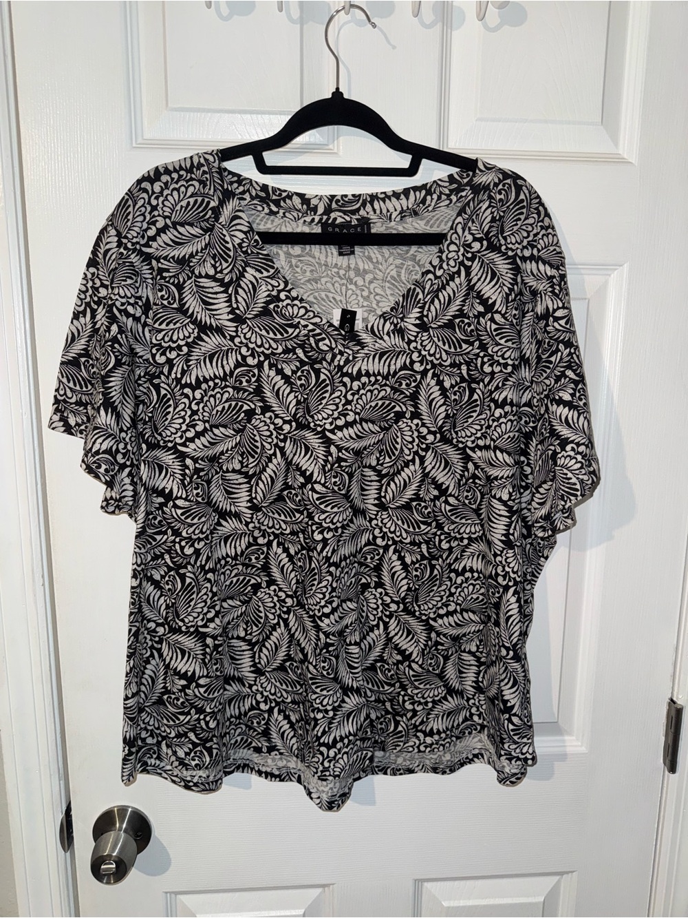 Grace Black and White Leaf-Pattern Short Sleeve Tee